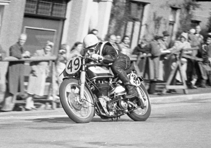 Framed Print : Mick Featherstone (Norton) 1950 Senior Manx Grand Prix Framed Print : Mick Featherstone (Norton) 1950 Senior Manx Grand Prix