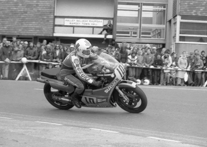 Framed Print : Mick Grant (Suzuki) at Parliament Square: 1981 Classic TT Framed Print : Mick Grant (Suzuki) at Parliament Square: 1981 Classic TT