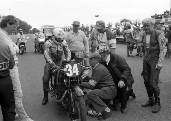 Framed Print : Mick Grant (Velocette) 1986 Classic Parade
