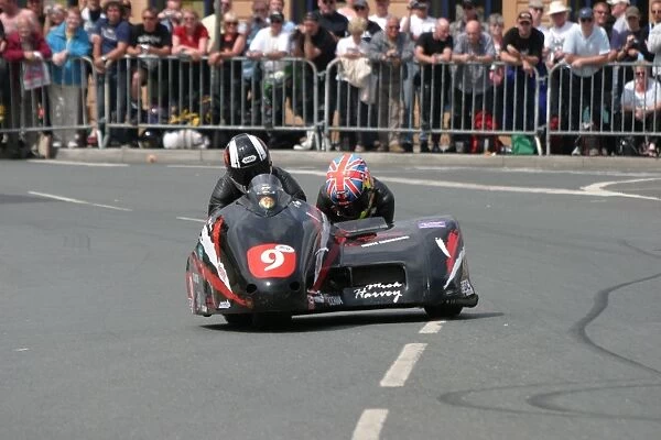 Mick Harvey & Fiona Baker-Milligan (Shelbourne Suzuki) 2004 Sidecar TT