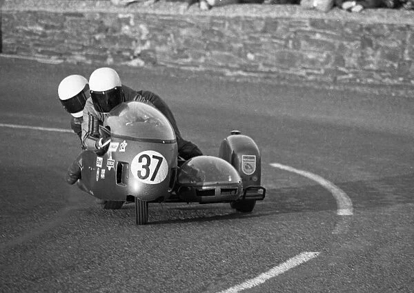 Mick Potter & Beverley Martin (BSA) 1975 1000cc Sidecar TT