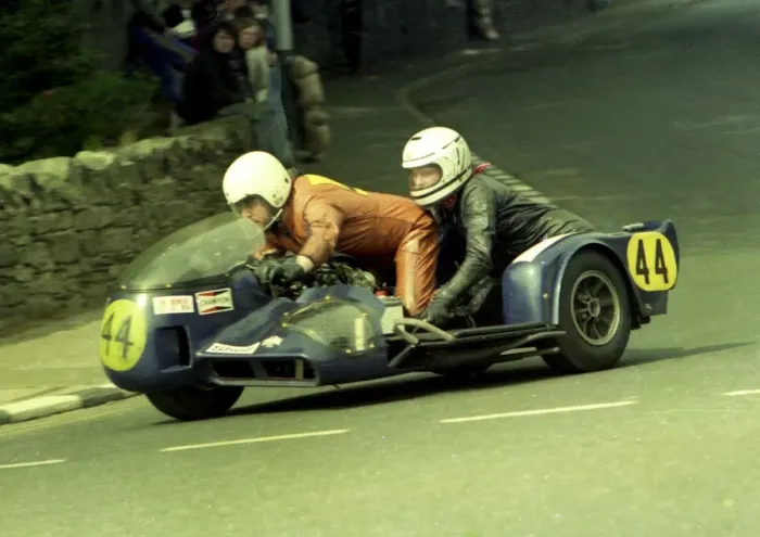 Framed Print : Mick Potter & Beverley Martin (Suzuki) 1976 1000cc Sidecar TT Framed Print : Mick Potter & Beverley Martin (Suzuki) 1976 1000cc Sidecar TT