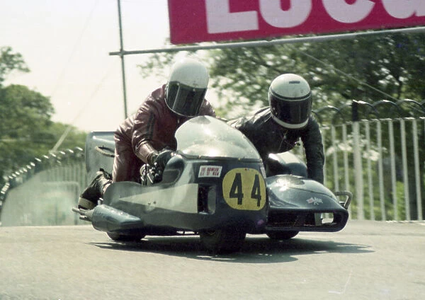 Mick Potter & Beverley Martin (Yamaha) 1976 1000 Sidecar TT