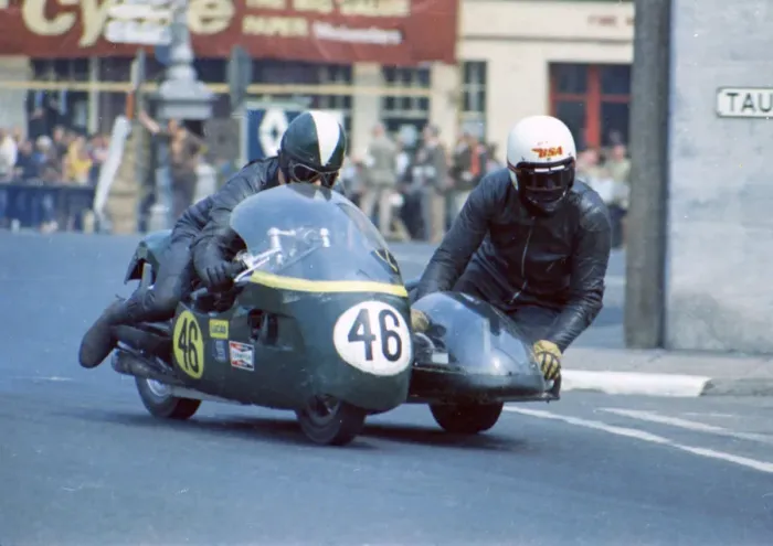 Framed Print : Mick Potter & Norman Panter (Triumph) 1970 750 Sidecar TT Framed Print : Mick Potter & Norman Panter (Triumph) 1970 750 Sidecar TT