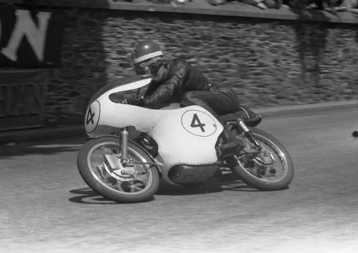 Framed Print : Mike Hailwood at Parkfield Corner: 1959 Ultra Lightweight TT Framed Print : Mike Hailwood at Parkfield Corner: 1959 Ultra Lightweight TT