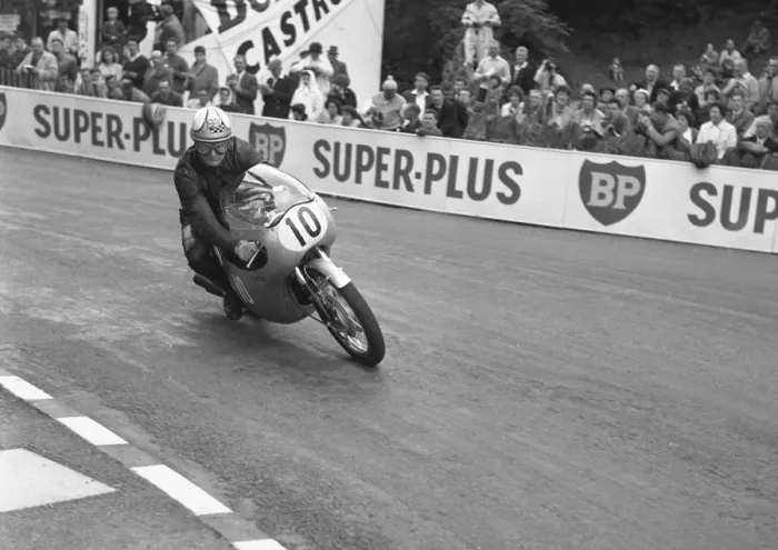 Framed Print : Mike Hailwood at Quarter Bridge: 1961 Lightweight TT Framed Print : Mike Hailwood at Quarter Bridge: 1961 Lightweight TT