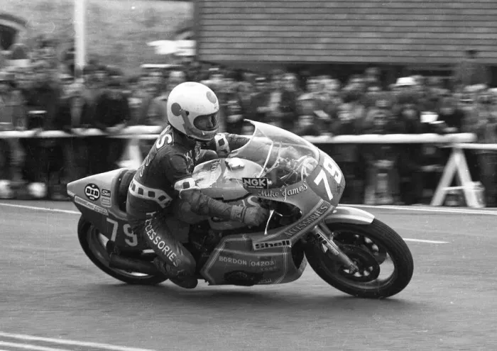 Framed Print : Mike James (H ands Suzuki) 1980 Formula One TT Framed Print : Mike James (H ands Suzuki) 1980 Formula One TT
