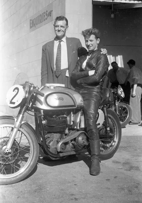 Framed Print : Mike Kelly (Norton) 1958 Senior Manx Grand Prix Framed Print : Mike Kelly (Norton) 1958 Senior Manx Grand Prix