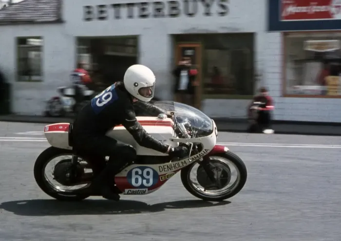 Framed Print : Bill Milne (Yamaha) 1974 Junior TT Framed Print : Bill Milne (Yamaha) 1974 Junior TT