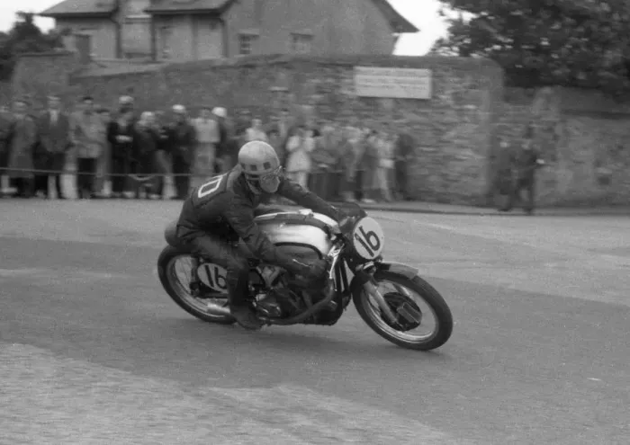 Framed Print : Monty Buxton (Norton) 1960 Senior Southern 100