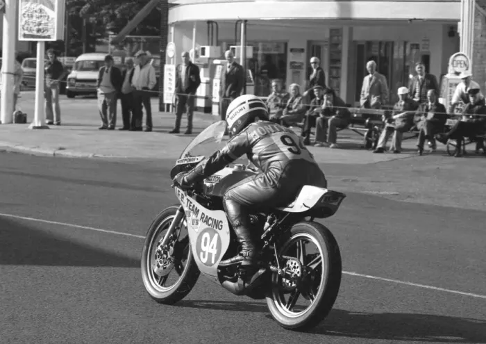 Framed Print : Monty Swann (Maxton Yamaha) 1977 Lightweight Manx Grand Prix Framed Print : Monty Swann (Maxton Yamaha) 1977 Lightweight Manx Grand Prix