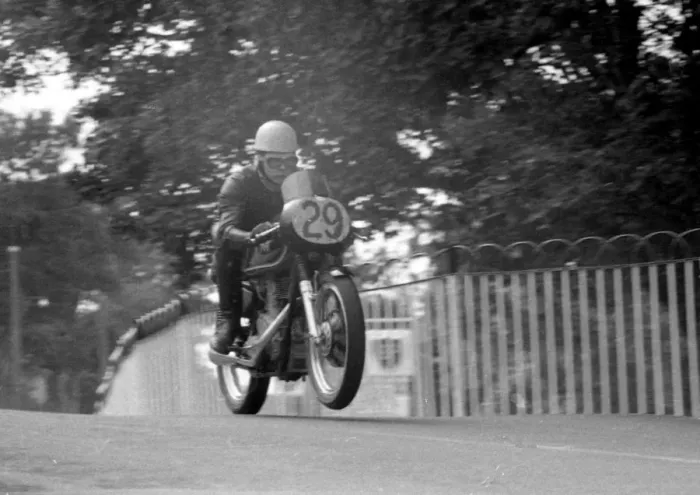 Framed Print : Ned Minihan (Matchless) 1960 Senior Manx Grand Prix practice Framed Print : Ned Minihan (Matchless) 1960 Senior Manx Grand Prix practice