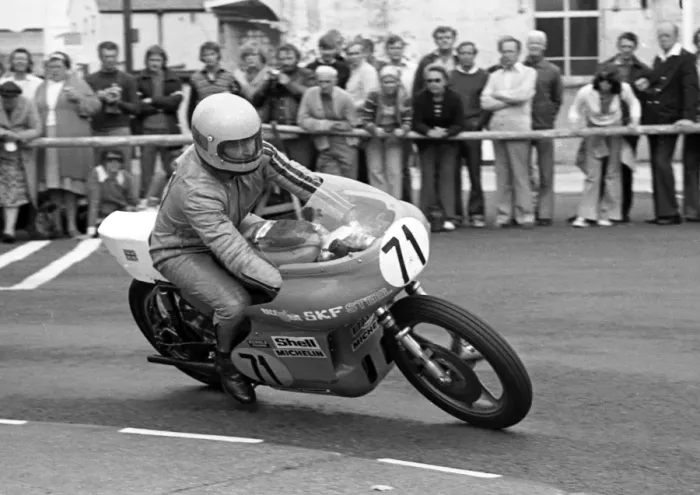 Framed Print : Neil Kelly (Racewaye) 1975 Senior Manx Grand Prix Framed Print : Neil Kelly (Racewaye) 1975 Senior Manx Grand Prix