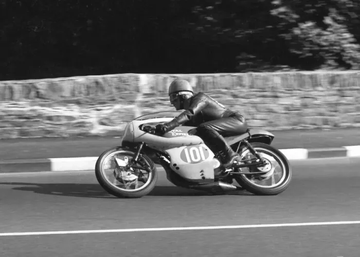 Framed Print : Neil Kelly (Royal Enfield) 1965 Lightweight Manx Grand Prix