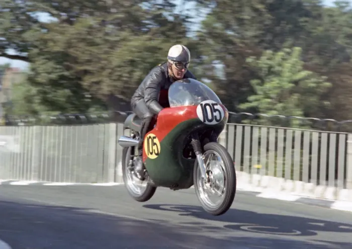 Framed Print : Nigel Warren (Norton) 1967 Senior Manx Grand Prix