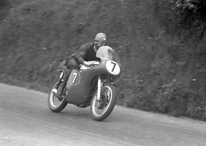 Framed Print : Noel McCutcheon (Norton) 1958 Senior TT Framed Print : Noel McCutcheon (Norton) 1958 Senior TT