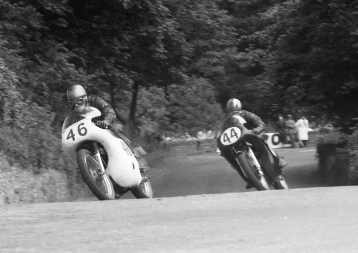 Framed Print : Owen Greenwood (Triumph spl) & Bill Prowting (AJS) 1960 Senior TT Framed Print : Owen Greenwood (Triumph spl) & Bill Prowting (AJS) 1960 Senior TT