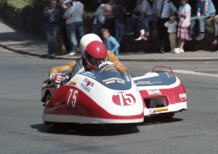 Framed Print : Pat Gallagher & Alan Blackhurst (Derbyshire Yamaha) 1985 Sidecar TT Framed Print : Pat Gallagher & Alan Blackhurst (Derbyshire Yamaha) 1985 Sidecar TT