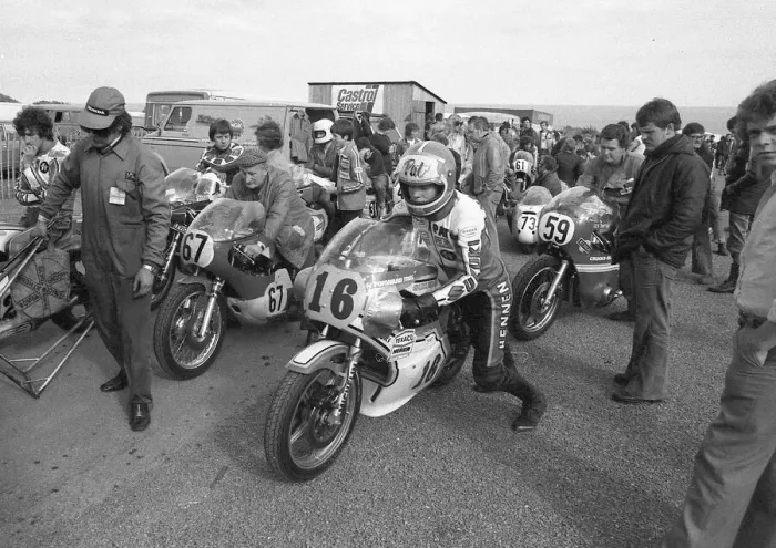 Framed Print : Pat Hennen (Suzuki) 1977 Senior TT