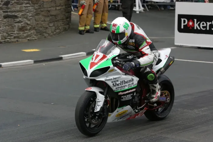 Framed Print : Paul Owen (Yamaha) 2009 Superbike TT Framed Print : Paul Owen (Yamaha) 2009 Superbike TT