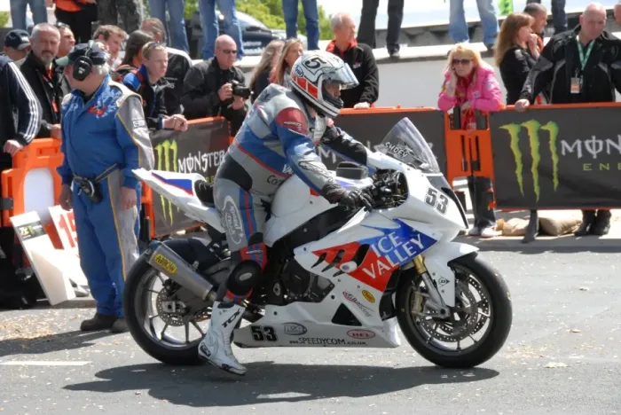 Framed Print : Paul Shoesmith (BMW) 2010 Senior TT Framed Print : Paul Shoesmith (BMW) 2010 Senior TT