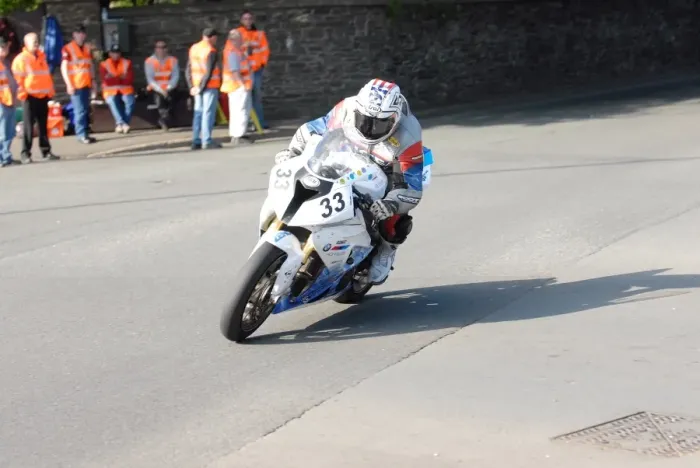 Framed Print : Paul Shoesmith (BMW) 2011 Senior TT Framed Print : Paul Shoesmith (BMW) 2011 Senior TT