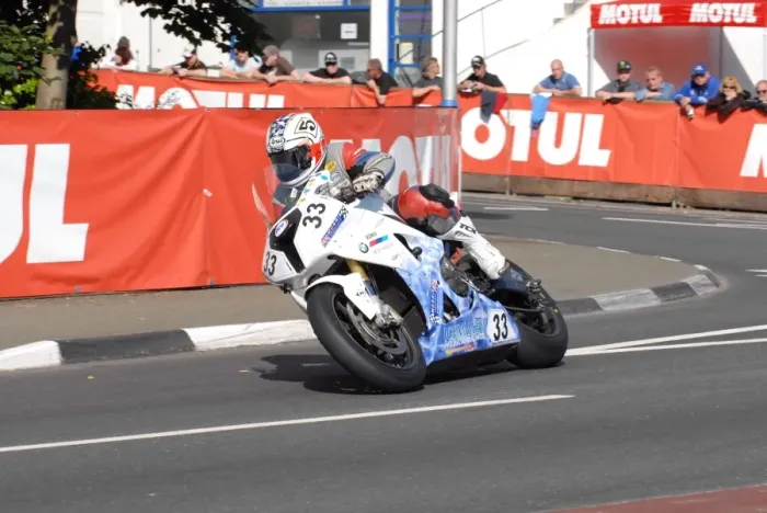 Framed Print : Paul Shoesmith (BMW) 2011 Senior TT Framed Print : Paul Shoesmith (BMW) 2011 Senior TT
