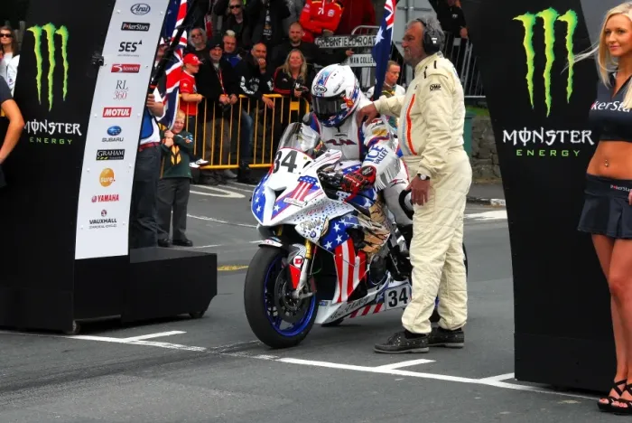 Framed Print : Paul Shoesmith (BMW) 2014 Senior TT Framed Print : Paul Shoesmith (BMW) 2014 Senior TT