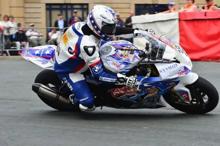 Framed Print : Paul Shoesmith (BMW) 2015 Senior TT Framed Print : Paul Shoesmith (BMW) 2015 Senior TT