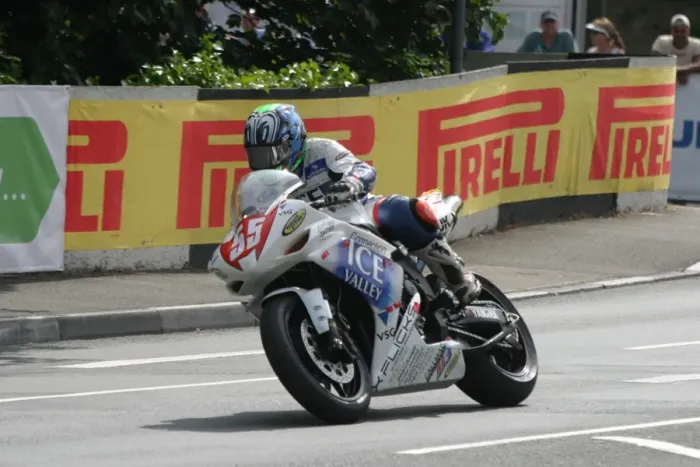 Framed Print : Paul Shoesmith (Yamaha) 2007 Senior TT Framed Print : Paul Shoesmith (Yamaha) 2007 Senior TT