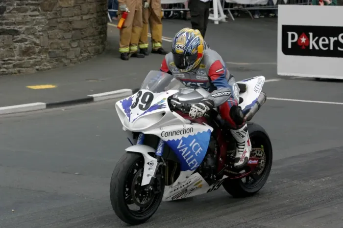 Framed Print : Paul Shoesmith (Yamaha) 2009 Senior TT Framed Print : Paul Shoesmith (Yamaha) 2009 Senior TT