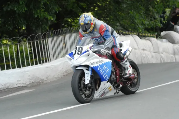 Framed Print : Paul Shoesmith (Yamaha) 2009 Superbike TT Framed Print : Paul Shoesmith (Yamaha) 2009 Superbike TT