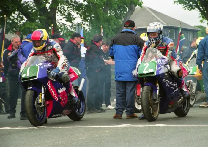 Framed Print : Paul Williams and Richard Milky Quayle (Honda) 2000 Lightweight TT Framed Print : Paul Williams and Richard Milky Quayle (Honda) 2000 Lightweight TT