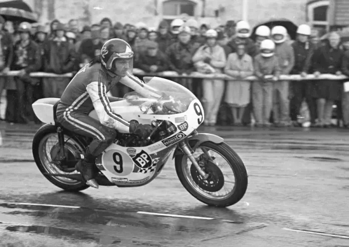 Framed Print : Percy Tait (Yamaha) 1975 Senior TT Framed Print : Percy Tait (Yamaha) 1975 Senior TT