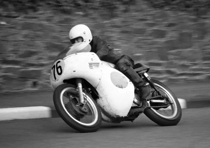 Framed Print : Pete Elmore (Norton) 1971 Senior Manx Grand Prix
