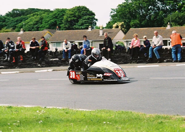 Pete Nuttall & Geoff Smale (Yamaha Ireson) 2004 Sidecar TT