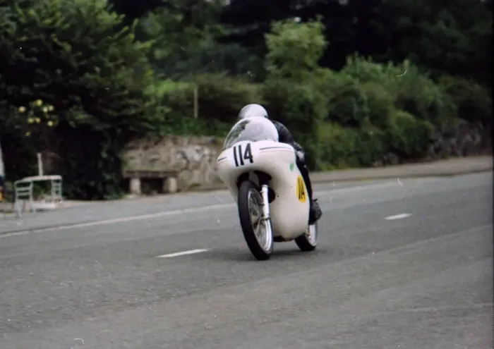 Framed Print : Pete Swallow (Norton) 1980 Senior Manx Grand Prix Framed Print : Pete Swallow (Norton) 1980 Senior Manx Grand Prix
