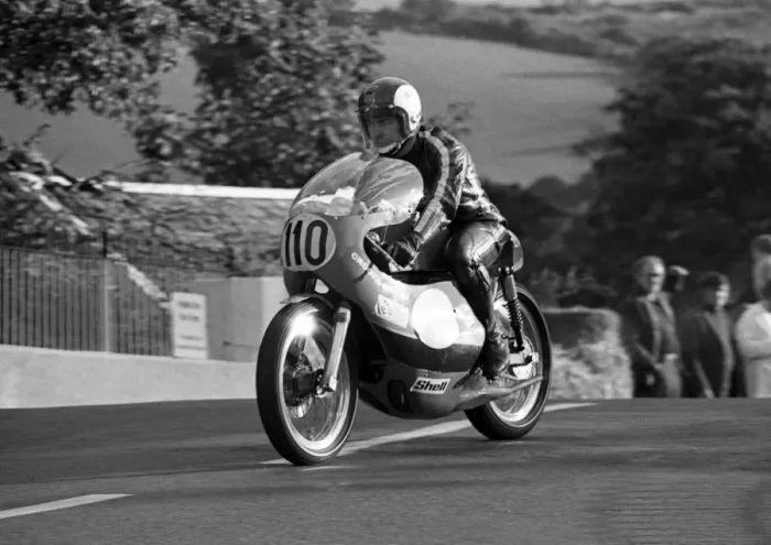 Framed Print : Pete Welfare (Crooks Suzuki) 1975 Senior Manx Grand Prix Framed Print : Pete Welfare (Crooks Suzuki) 1975 Senior Manx Grand Prix