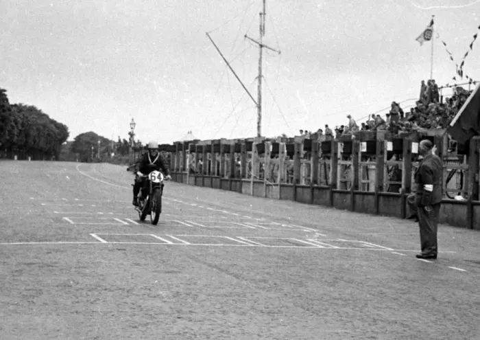 Framed Print : Peter Bagshaw (Matchless) 1950 Junior Clubman TT Framed Print : Peter Bagshaw (Matchless) 1950 Junior Clubman TT