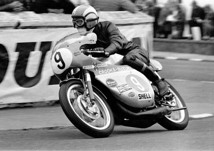 Framed Print : Peter Berwick (Suzuki) 1971 Junior TT Framed Print : Peter Berwick (Suzuki) 1971 Junior TT