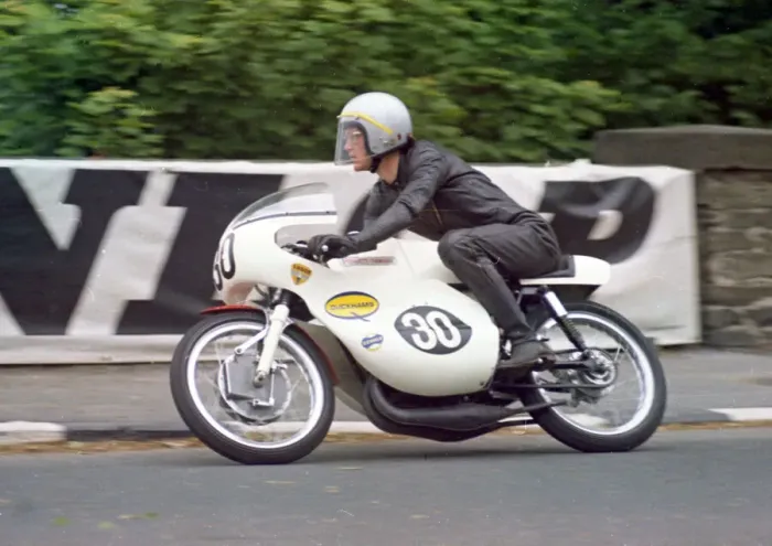 Framed Print : Peter Courtney (Padgett Yamaha) 1971 Ultra Lightweight TT Framed Print : Peter Courtney (Padgett Yamaha) 1971 Ultra Lightweight TT