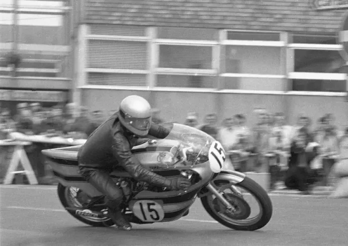 Framed Print : Peter Cox (Yamaha) 1981 Senior Manx Grand Prix Framed Print : Peter Cox (Yamaha) 1981 Senior Manx Grand Prix