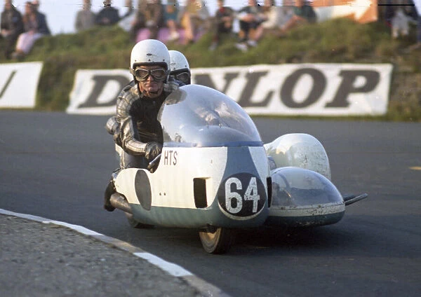 Peter Hardy & Ron Hardy (HTS) 1971 750 Sidecar TT