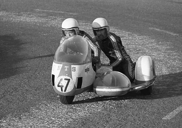 Peter Hardy & Ron Hardy (HTS) 1972 750 Sidecar TT