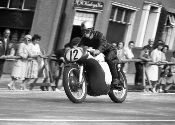 Framed Print : Peter Hedley (Norton) 1962 Junior Manx Grand Prix Framed Print : Peter Hedley (Norton) 1962 Junior Manx Grand Prix