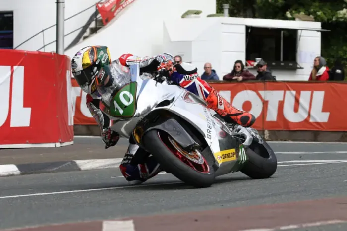 Framed Print : Peter Hickman (Norton) 2019 Lightweight TT Framed Print : Peter Hickman (Norton) 2019 Lightweight TT
