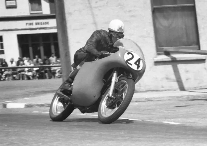 Framed Print : Peter Middleton (Norton) 1960 Junior TT
