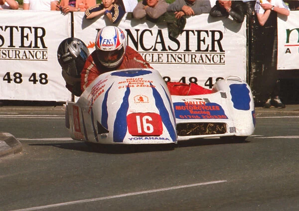 Peter Nuttall & Nick Crowe (Ireson Yamaha) 1999 Sidecar TT