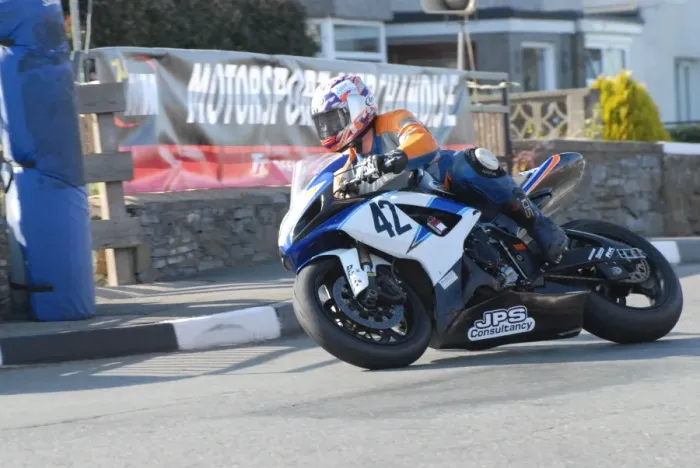 Framed Print : Peter Simpson (Suzuki) 2009 Post TT