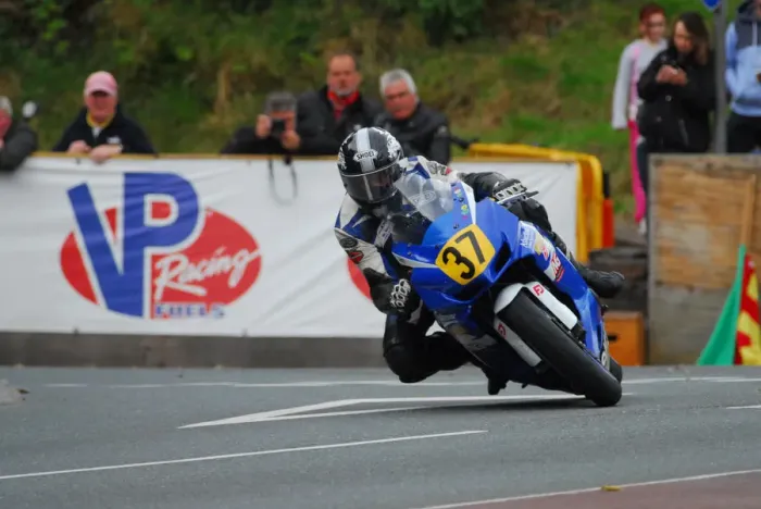 Framed Print : Peter Symes (Suzuki) 2015 Senior Manx Grand Prix Framed Print : Peter Symes (Suzuki) 2015 Senior Manx Grand Prix
